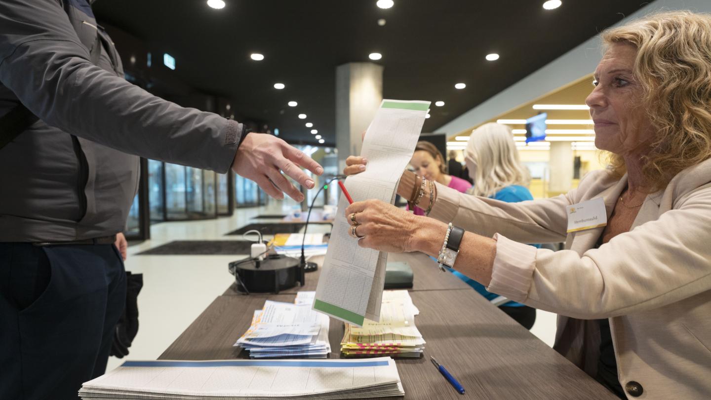 Stemmen tellen: hoeveel zetels krijgt iedere partij? | Tweede Kamer der